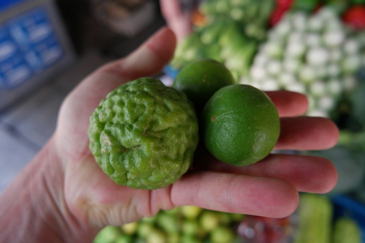 Zwei Limetten, eine mit leckerer Schale, eine mit viel Saft.