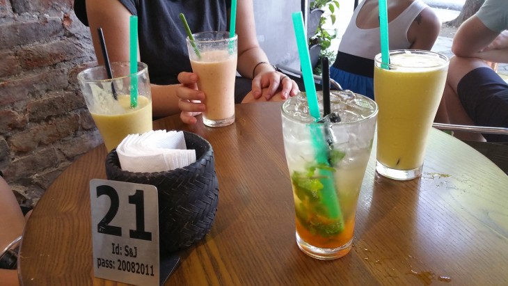 Lars bestellte einen Peach-Mojito, alle anderen nur Fruchtshakes. Blöd: Auf der Karte stand nicht, dass es sich um Virgin Mojitos handelt und Lars daher Pfirsich-Wasser bestellt hatte